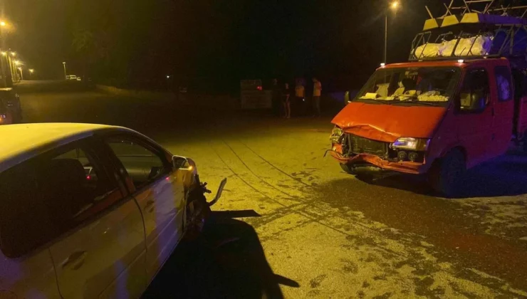 Antalya’da kamyonet kazası: 3 yaralı